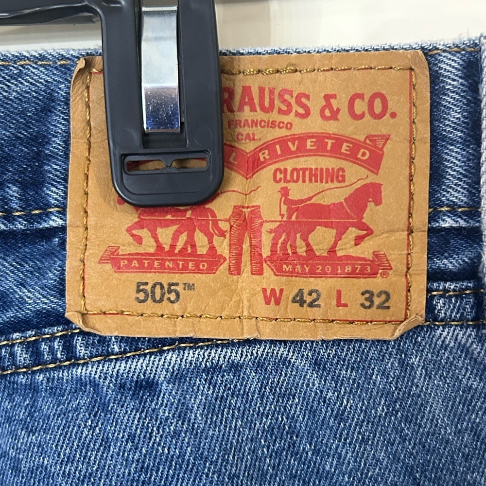 Levi’s 505 Men’s 42x32 Regular Fit Medium Wash Jeans - Picture 4 of 10